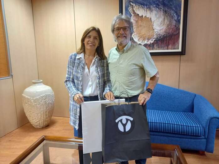 La alcaldesa de Telde junto al presidente de la Fundación Canaria Yrichen/TA.